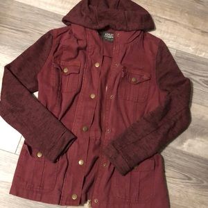 Maroon cargo jacket with pockets & sweater/sweatshirt sleeves. From buckle